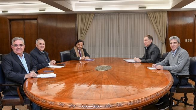 Reunión de Osvaldo Jaldo con Luis Caputo y Diego Santilli en el Ministerio de Economía