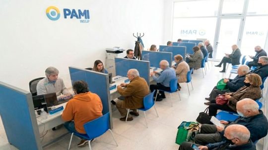 Persona realizando trámite digital de afiliación a PAMI con DNI tarjeta y computadora