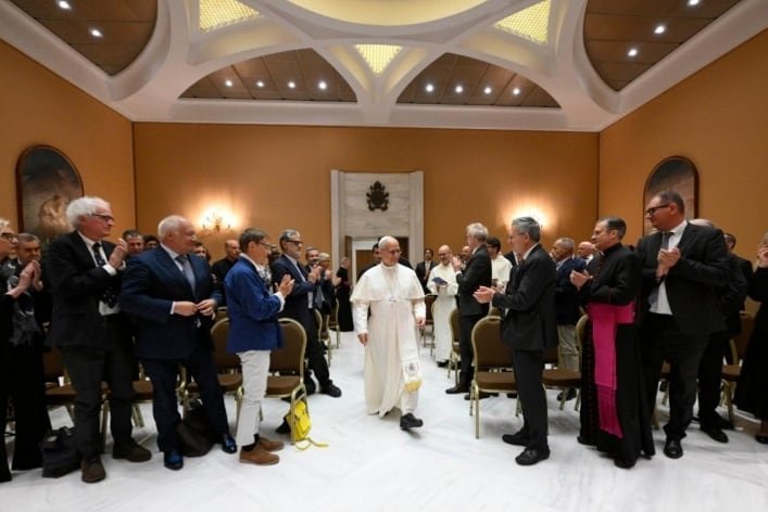 El papa León XIV habla ante un grupo de escritores en la Librería Editrice Vaticana