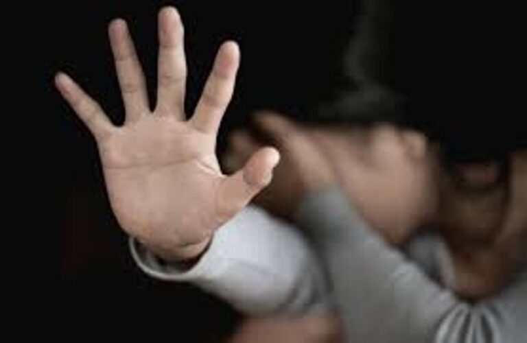 Ilustración de detención por material de abuso sexual infantil
