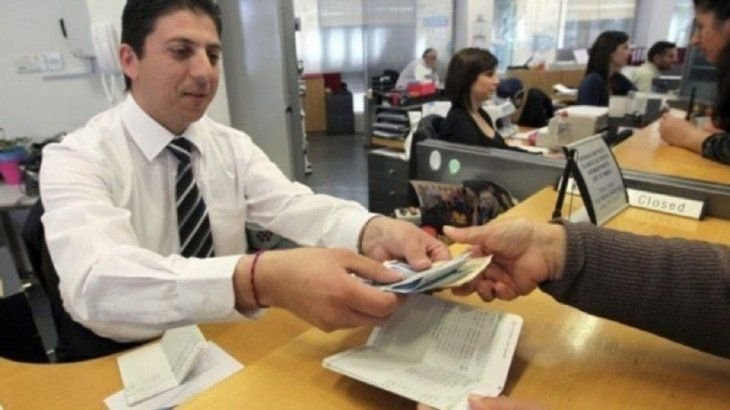 Trabajadores bancarios en una sucursal