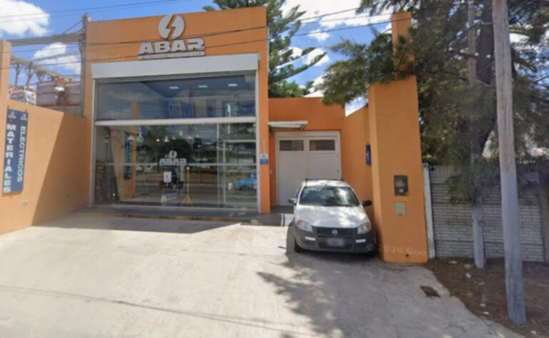 Local de materiales eléctricos en La Plata con daños en el techo tras un robo