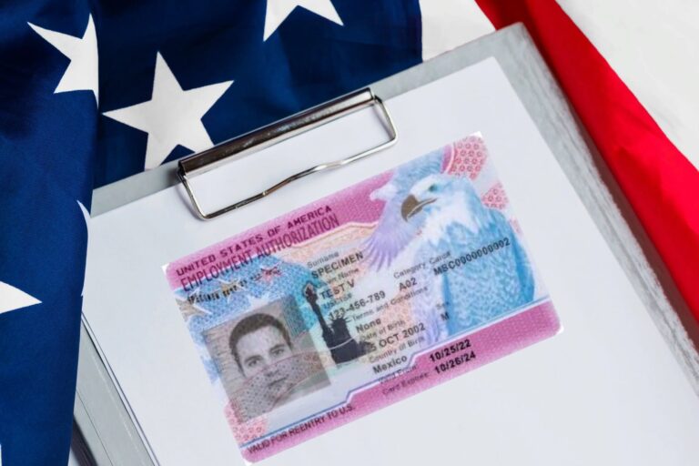 Documentos de permiso de trabajo y formulario USCIS sobre una mesa