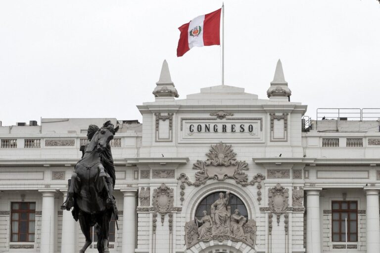 Fachada del Congreso de la República del Perú en Lima