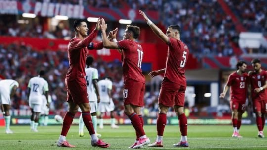 Jugadores de Portugal celebrando un gol ante Nigeria en el Estadio Dr. Magalhães Pessoa