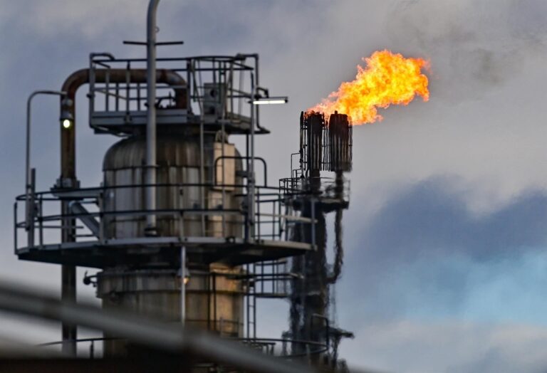 Gráfico del precio del petróleo con tendencia alcista