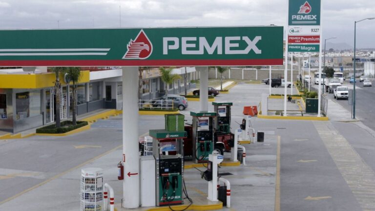 Surtidor de gasolina con precios visibles en Puebla