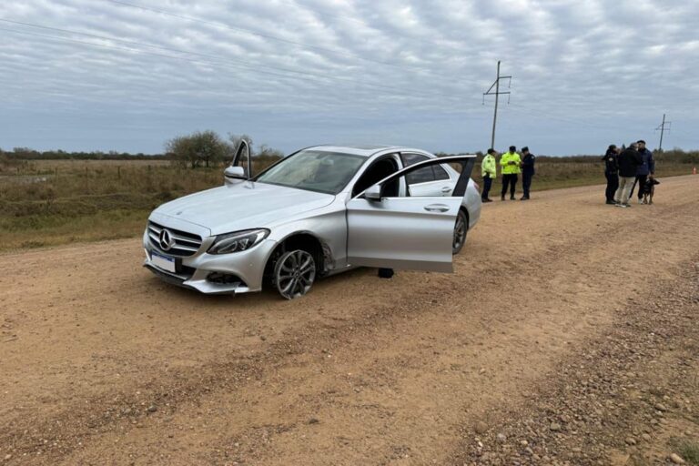 Mercedes Benz gris utilizado para transportar 260 kilos de cocaína
