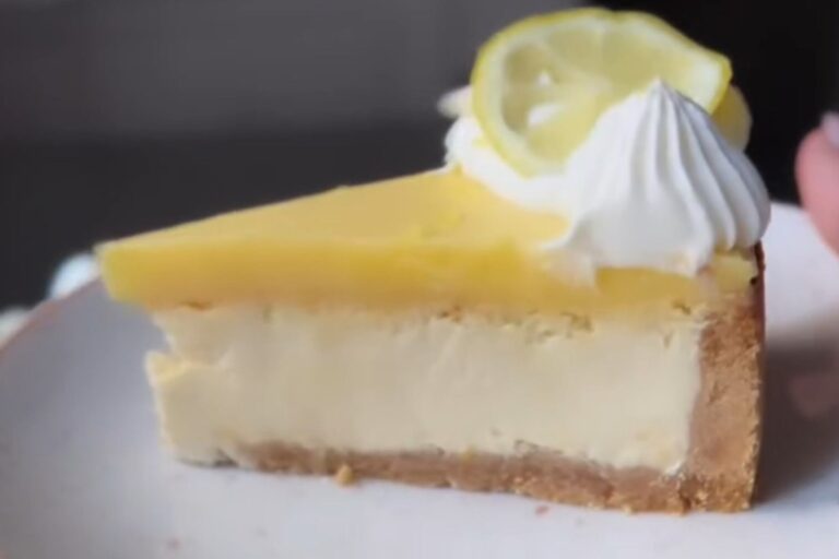 Curd de limón en un recipiente de vidrio, crema amarilla y espesa
