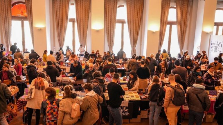 Cartel de la feria Invierno con ilustraciones de libros y plumas