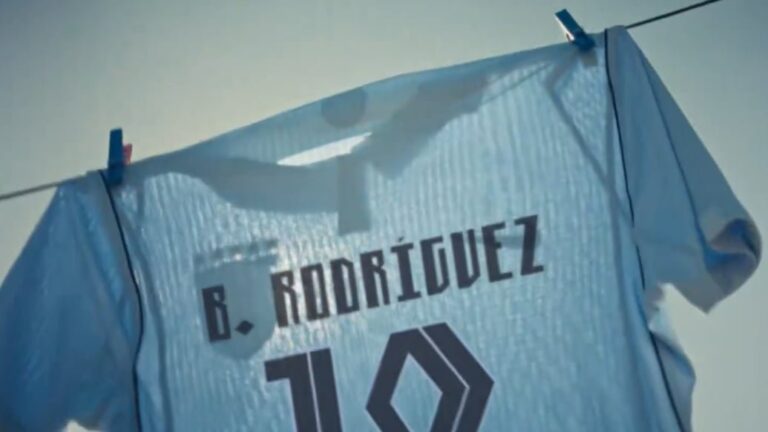 Camiseta de la selección de Uruguay con el escudo y una estrella adicional visible en el video de presentación