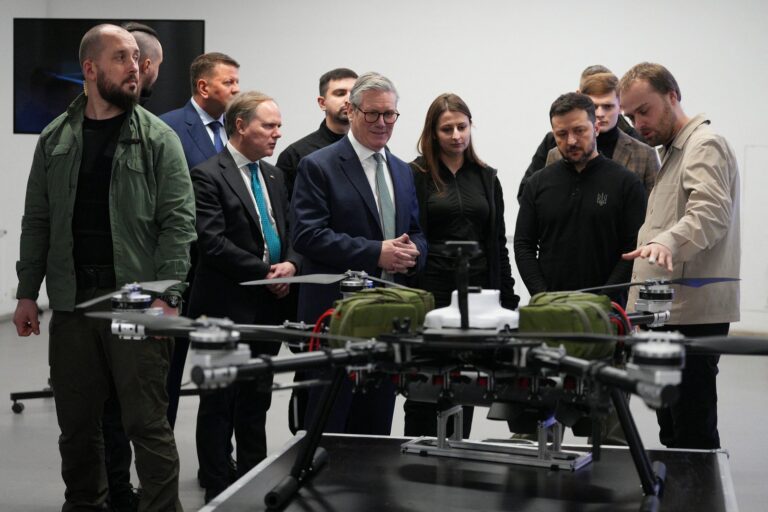 Drones militares sobre un mapa de Ucrania