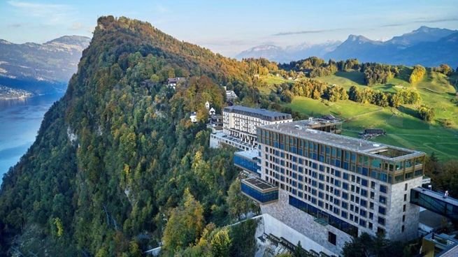 Vista del Bürgenstock Resort en Suiza, con su arquitectura y paisaje montañoso