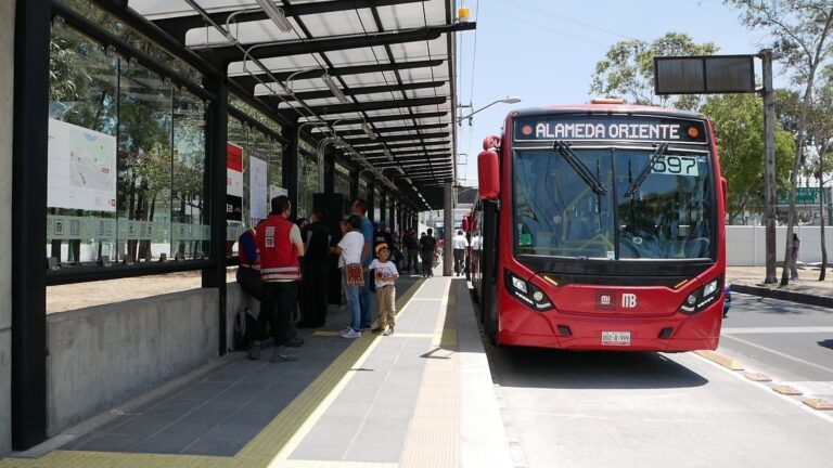 Autobús del Metrobús circulando en la Ciudad de México