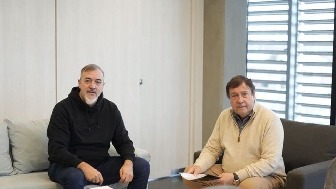 Gobernador Alberto Weretilneck y secretario general de ATE Rodolfo Aguiar en reunión