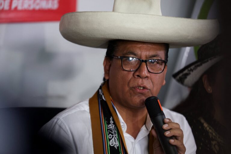Roberto Sánchez en conferencia de prensa defendiendo aportes vía Yape