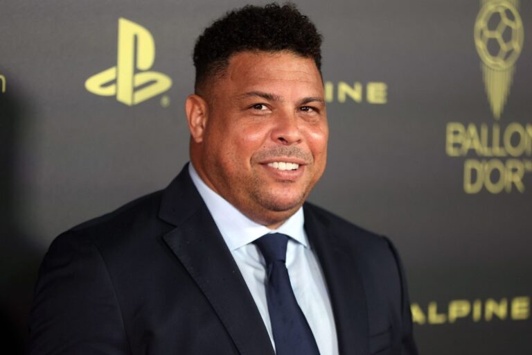 Ronaldo Nazário y Lionel Messi en el campo de fútbol