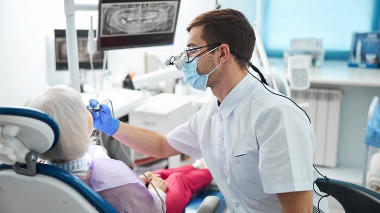Mujer en consulta odontológica durante una revisión dental