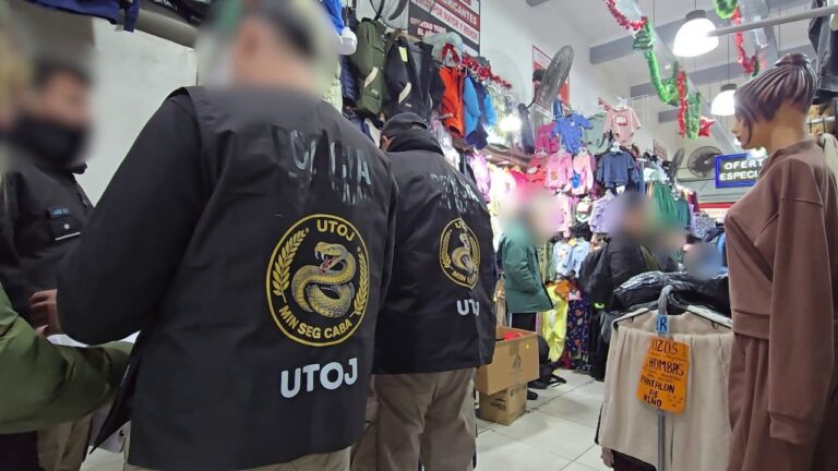 Operativo policial en galería La Juanita de Once con mercadería secuestrada