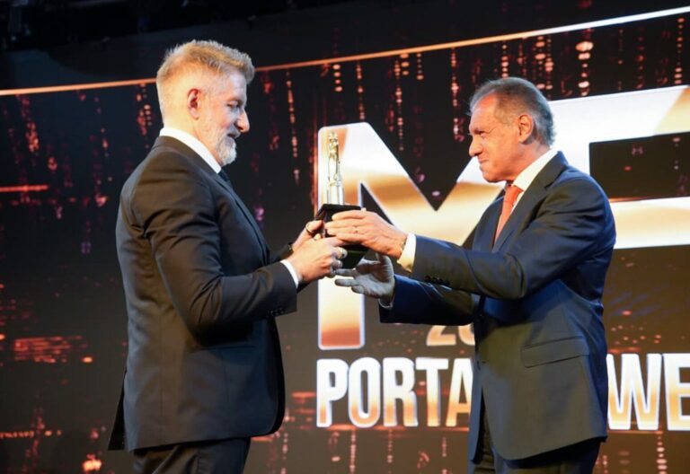 Entrega del Martín Fierro de Oro a Luis Novaresio en la segunda edición de los Martín Fierro de los Portales Web