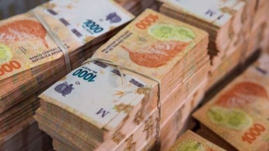 Persona calculando ahorros para jubilación con calculadora y documentos financieros