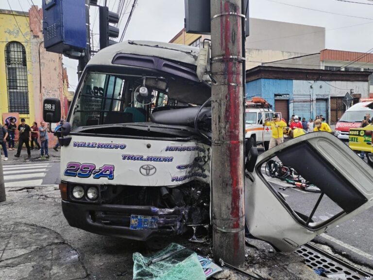 Accidente de tránsito en intersección de San Salvador con vehículos dañados y socorristas