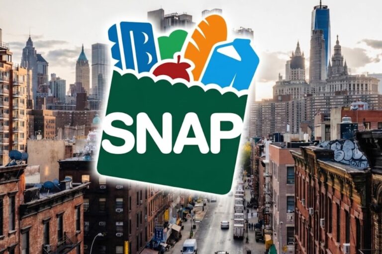 Personas haciendo fila en un centro de asistencia alimentaria en Nueva York