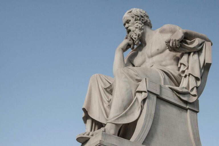 Estatua de Sócrates en Atenas