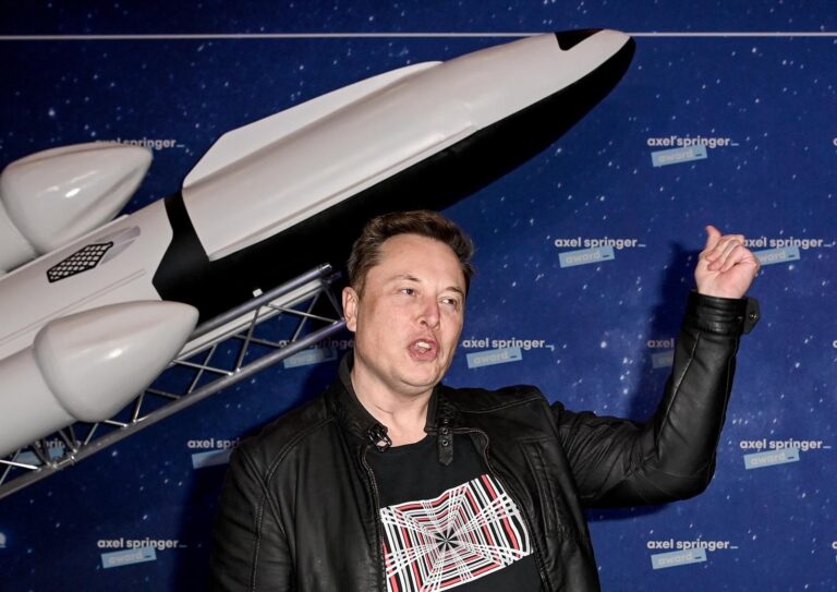 Logo de SpaceX y gráfico de cotización bursátil