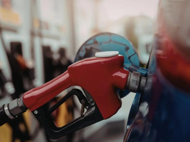 Conductor acelerando suavemente en un auto, ilustrando técnica japonesa de conducción para ahorrar combustible