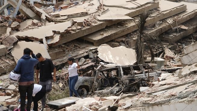 Operativo de rescate tras terremotos en Venezuela, con escombros y maquinaria pesada