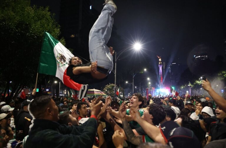 Estadio de fútbol lleno de aficionados durante un partido del Mundial 2026