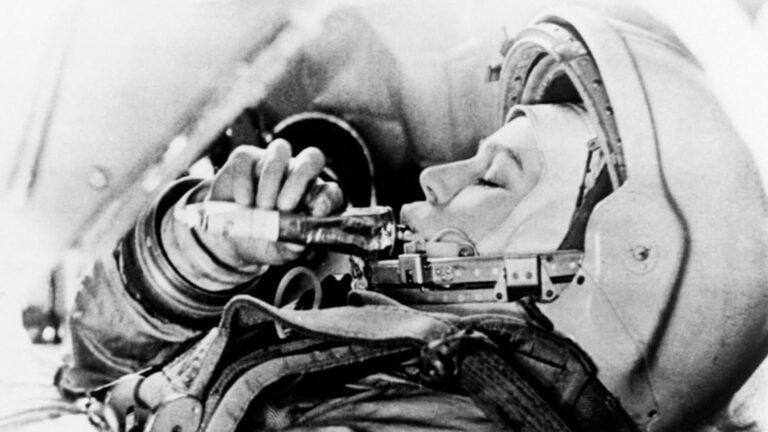 Valentina Tereshkova en traje de cosmonauta durante la misión Vostok 6