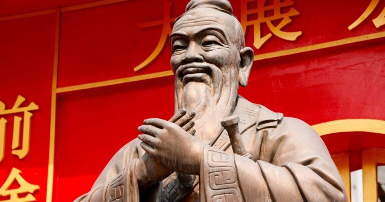 Estatua de Confucio en un templo chino