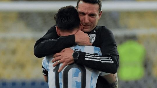 Lionel Messi y Lionel Scaloni abrazándose durante la final del Mundial Qatar 2022