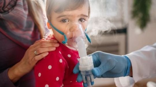 Bebé recién nacido en cuna, representación de prevención de virus respiratorios