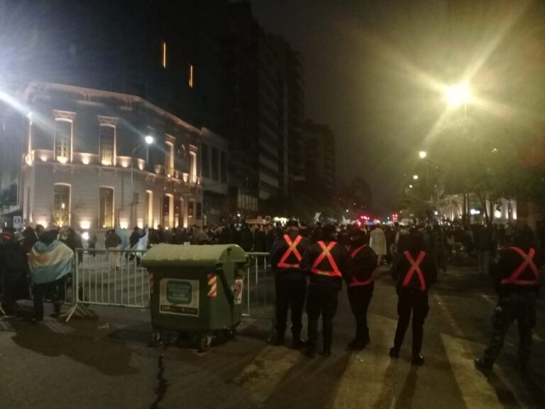 Ambulancia del SAME en el centro porteño durante los festejos por la clasificación de Argentina