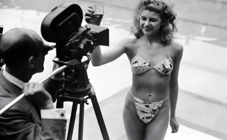 Micheline Bernardini posa con el primer bikini en la Piscine Molitor de París, 1946