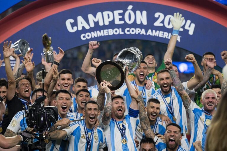 Jugadores de la Selección argentina celebrando el bicampeonato de la Copa América 2024 en el Hard Rock Stadium de Miami