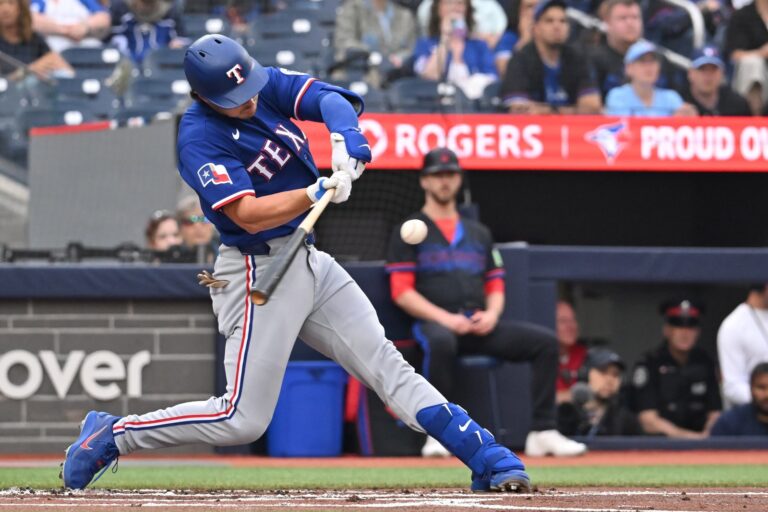 Justin Foscue, bateador de Texas Rangers, que se mide ante Seattle Mariners