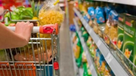 Góndola de supermercado con productos alimenticios y precios visibles