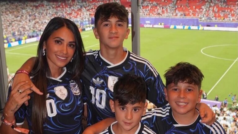 Antonela Roccuzzo junto a Lionel Messi y sus hijos en el estadio de Kansas City