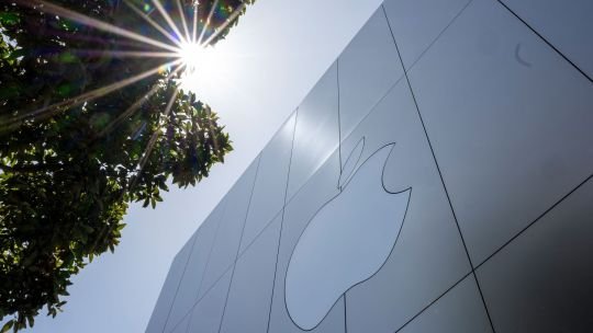 Logotipo de Apple sobre fondo oscuro