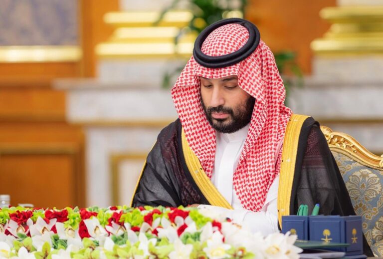 Portavoz militar saudí Turki al Maliki en conferencia de prensa