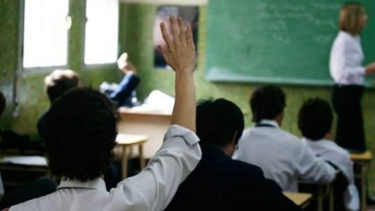 Jóvenes en un aula de escuela secundaria en Argentina
