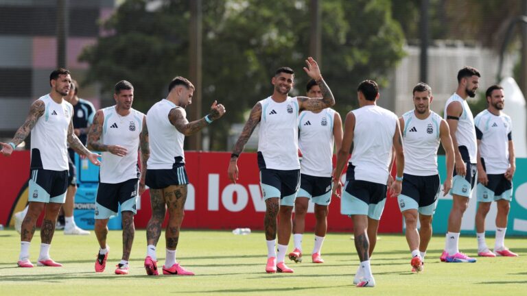 Jugadores de la selección argentina durante el último entrenamiento previo al partido contra Cabo Verde por el Mundial 2026