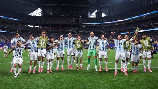 Jugadores argentinos celebrando la victoria sobre Egipto en el Atlanta Stadium