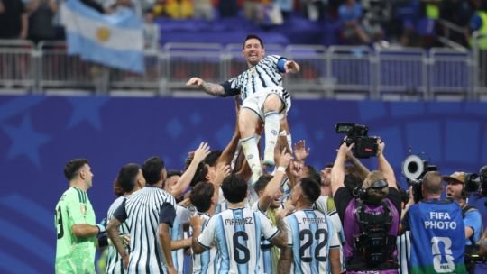 Jugadores de la Selección Argentina celebrando un gol en el partido contra Egipto en Atlanta