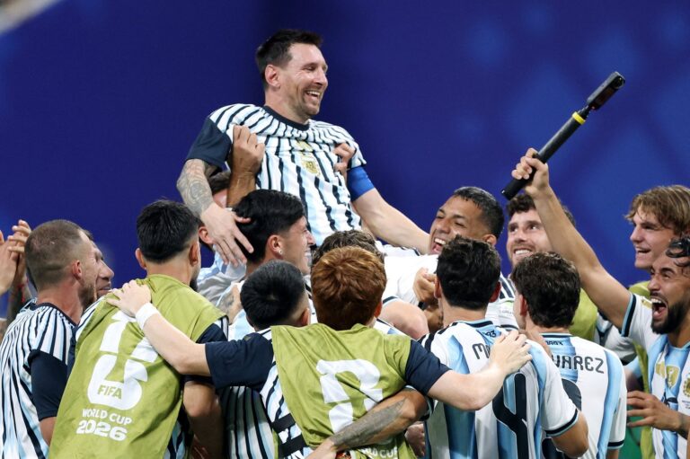 Jugadores de la selección argentina celebrando un gol en el partido contra Egipto, octavos de final del Mundial