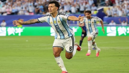 Lisandro Martínez celebra su gol ante Cabo Verde en Miami